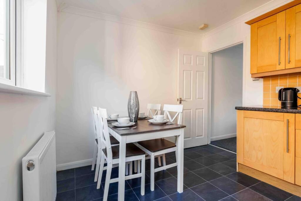 2 Bedroom House-Driveway - Bournemouth Hospital - Long Stay Discounts - Lima Apartments Ltd Zewnętrze zdjęcie